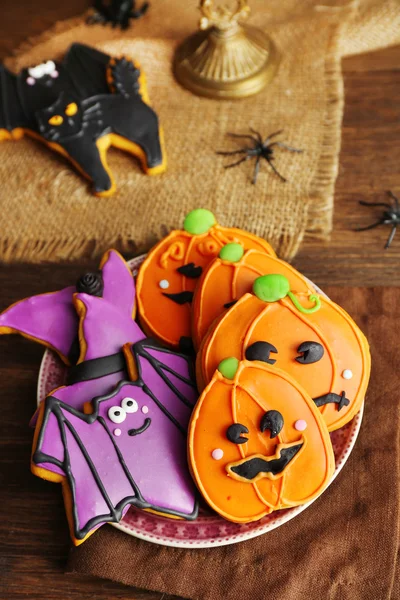 Galletas de Halloween creativas sobre fondo de madera — Foto de Stock