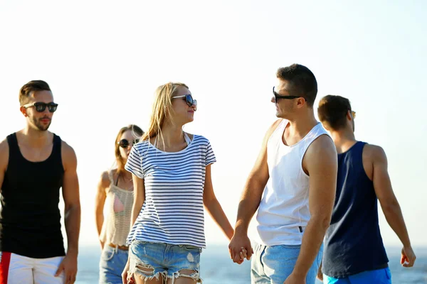 Amici felici divertirsi in spiaggia — Foto Stock