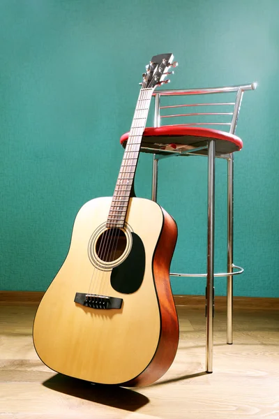 Kytara s Barová židle na podlaze modré pozadí v ateliéru — Stock fotografie