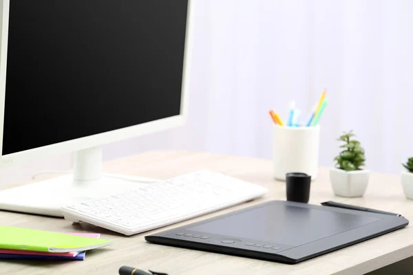 Vista su posto di lavoro e targa grafica a ufficio — Foto Stock