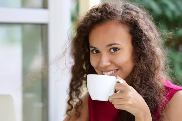 Unga vackra kvinnan dricker kaffe — Stockfoto