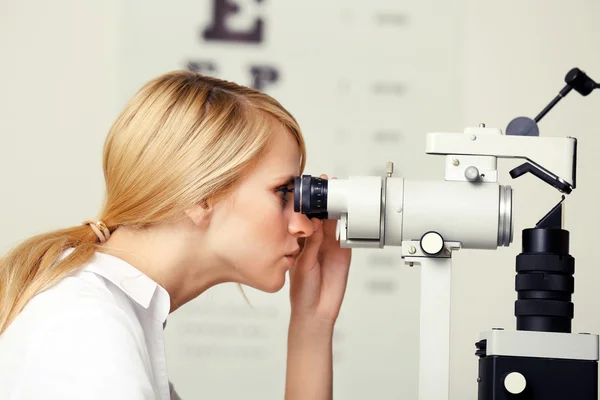 Female doctor examing patient — Stock Photo, Image