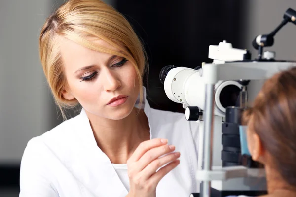 Femme médecin examen fille patient — Photo