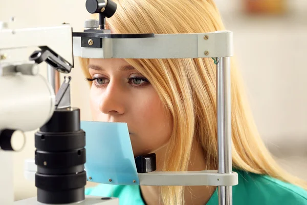 Female visiting an optician — Stock Photo, Image