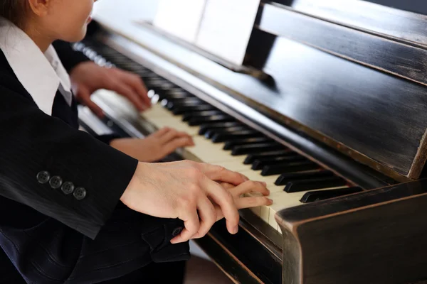 Musicista uomo e ragazza suonare il pianoforte — Foto Stock