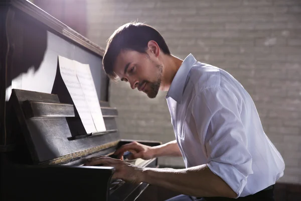 Homem tocando piano — Fotografia de Stock