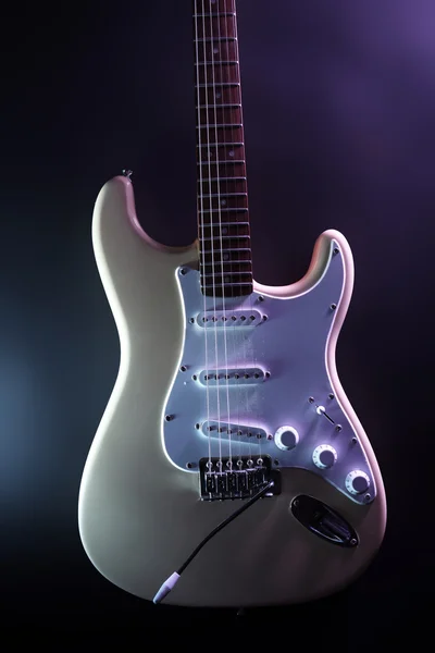 Guitarra elétrica, no fundo iluminado escuro — Fotografia de Stock