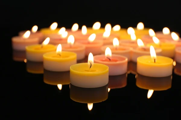 Muitos queimando pequenas velas — Fotografia de Stock