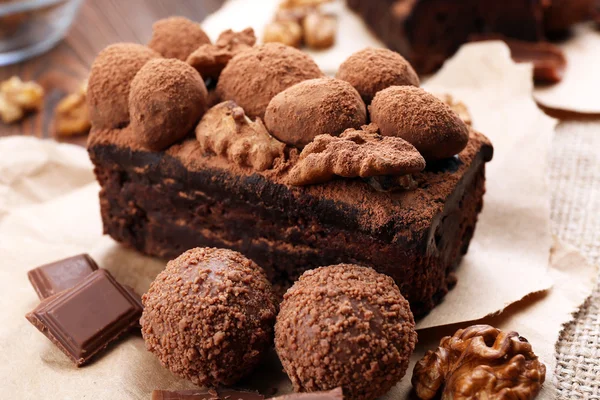 Um pedaço de bolo de chocolate com noz na mesa, close-up — Fotografia de Stock