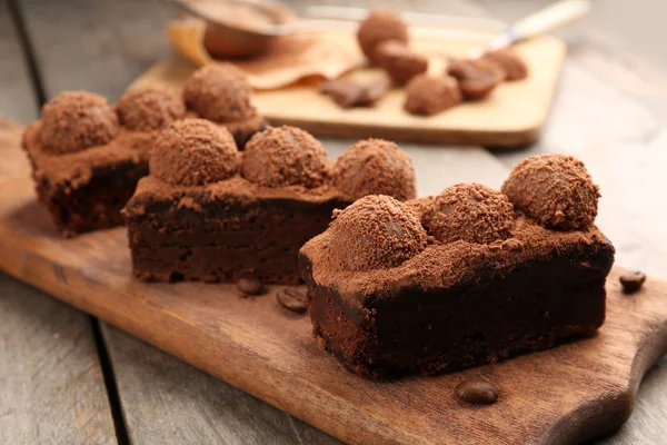 Pedaços de bolo de chocolate na mesa, close-up — Fotografia de Stock