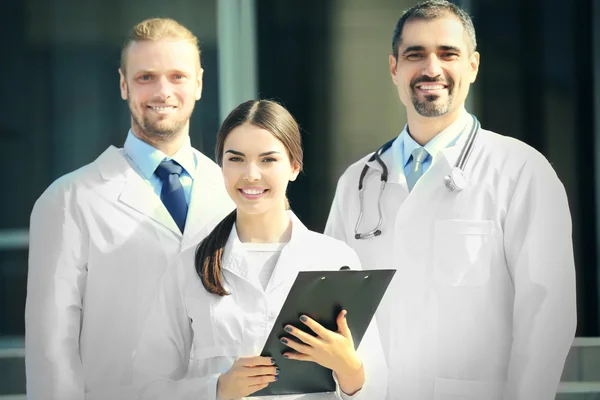 Equipo Médicos Jóvenes Inteligentes Contra Entrada Hospital —  Fotos de Stock