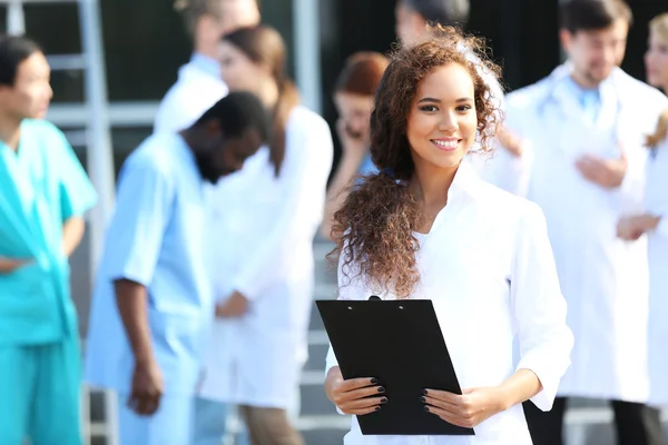 Attraente giovane donna medico — Foto Stock