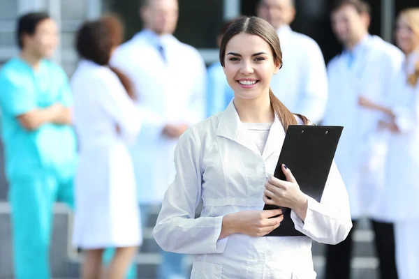 Ritratto di bella giovane donna medico — Foto Stock