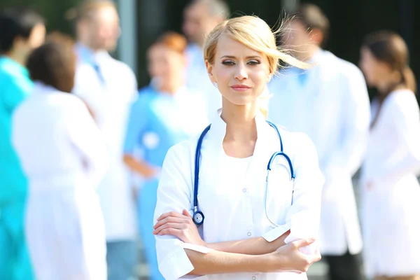 Hermosa mujer inteligente médico — Foto de Stock