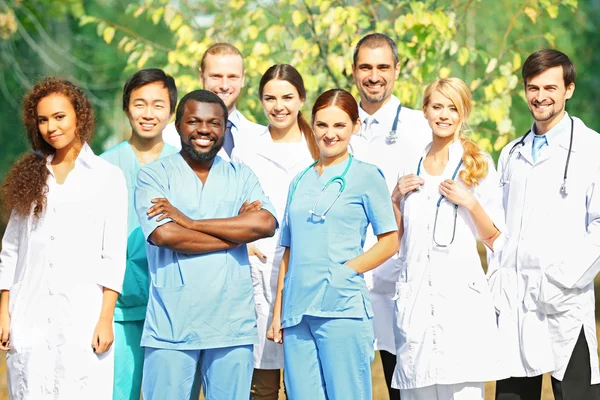 Leende sjukvårdare team — Stockfoto