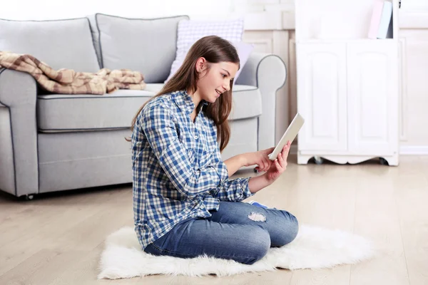 Menina bonita nova usando tablet — Fotografia de Stock