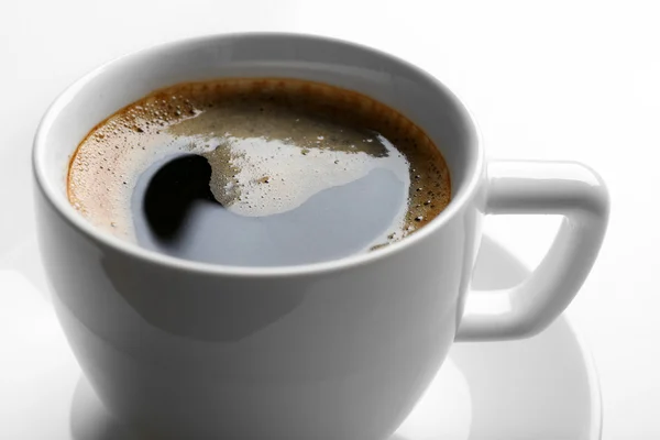 Šálek chutné kávy, izolované na bílém, detail — Stock fotografie