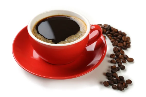 Eine rote Tasse leckeres Getränk und verstreute Kaffeekörner, isoliert auf weißem — Stockfoto