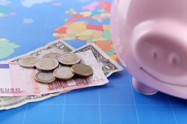 Caja de dinero cerdito, billetes y monedas — Foto de Stock