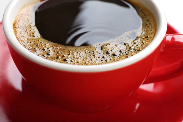 Uma xícara vermelha de café saboroso, close-up — Fotografia de Stock