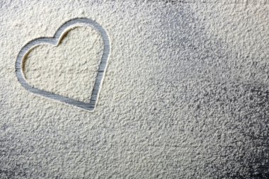 Ahşap zemin üzerine un kalbinde