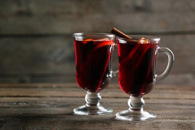 ahşap masa üzerinde mulled şarap