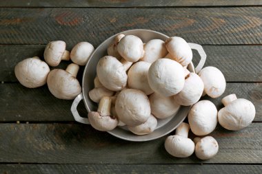 Ahşap yüzey üzerinde kase mantar