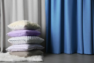 Dekoratif yastıklar kümesi