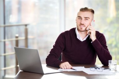 İşadamı dizüstü bilgisayarla çalışıyor