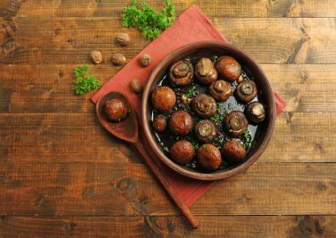 Tereyağı, maydanoz ve kavrulmuş sarımsak kahverengi kase pişmiş petrol mantar