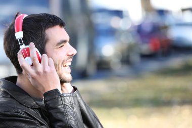 Adam bir parkta müzik dinlemek 