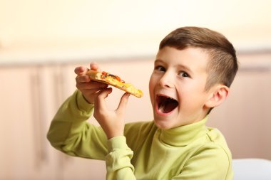 küçük boy pizza yemek  