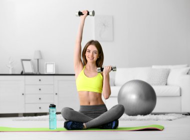 genç kız egzersizleri yapıyor