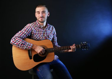 Gitar çalan genç adam