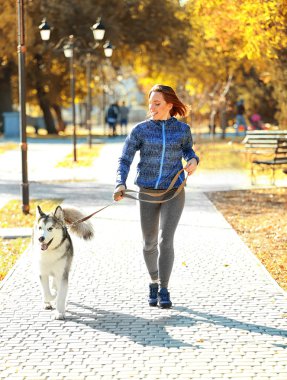 kadın parkta onu köpek ile jogging