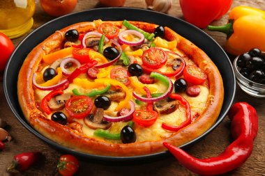 Lezzetli pizza ile sebze, ahşap masa, yakın çekim