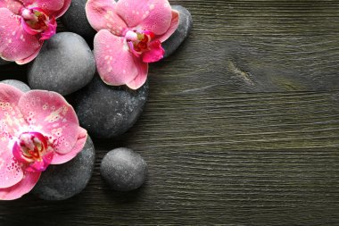 Spa taşlar ve orkide