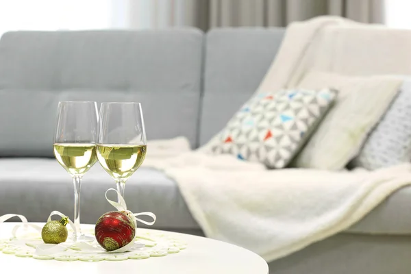 Twee champagneglazen met kerst decor — Stockfoto