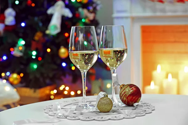 Dois copos de champanhe com decoração de Natal — Fotografia de Stock