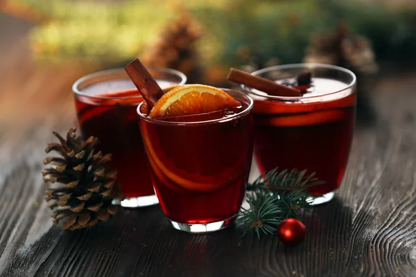 Ahşap masa üzerinde mulled şarap — Stok fotoğraf