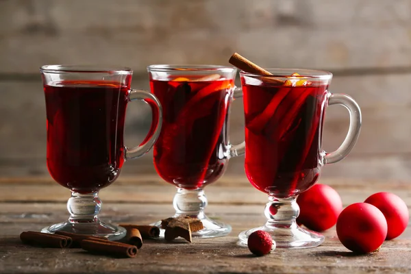 Vinho amassado com brinquedos de Natal tinto — Fotografia de Stock