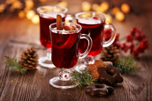 Glühwein met cookies op houten tafel — Stockfoto