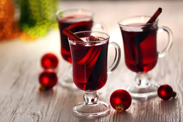 Vino caliente con juguetes rojos de Navidad — Foto de Stock