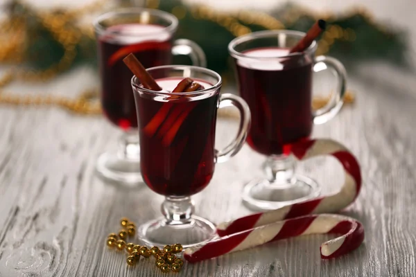 Glühwein mit Plätzchen auf Holztisch — Stockfoto