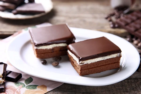 Köstliche Schokoladenbrownies auf Teller, auf Holzgrund — Stockfoto