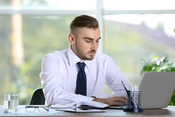 Biznesmen pracujący z laptopem — Zdjęcie stockowe