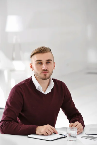 Zakenman werkt met laptop — Stockfoto