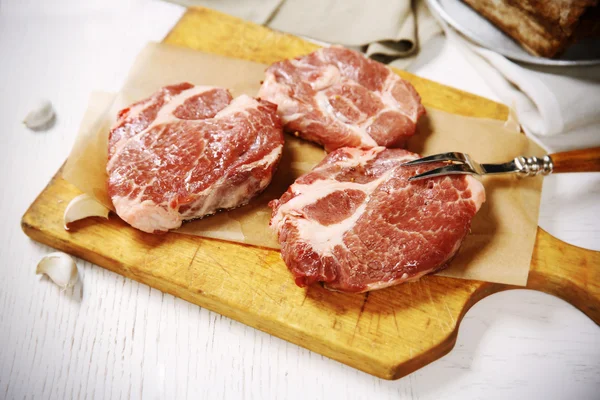 Steak de bœuf marbré et épices sur fond bois — Photo