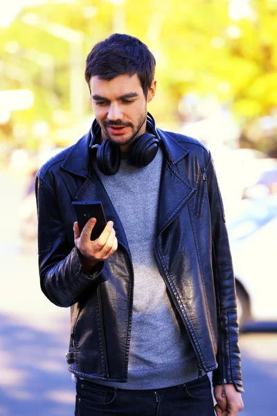 Man listening to music outdoors — Stock Photo, Image