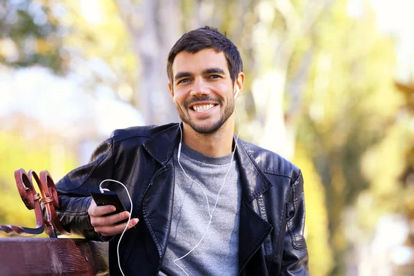 Hombre escuchando música al aire libre — Foto de Stock